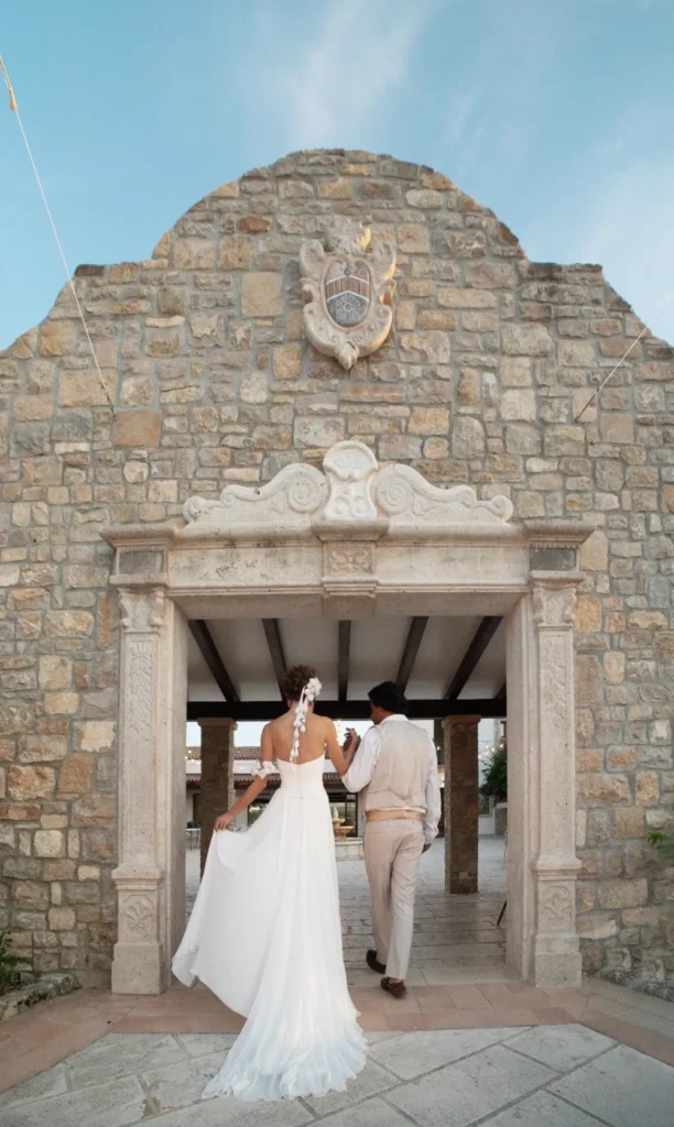 Sposi sotto il portale in pietra di una masseria siciliana